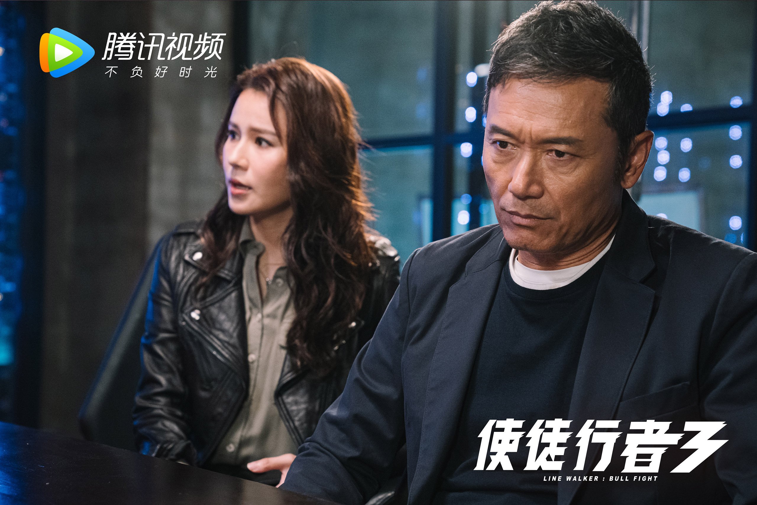 欢乐水上蹦床争霸，水中跃动的青春运动，水上蹦蹦床使用说明书阅读答案