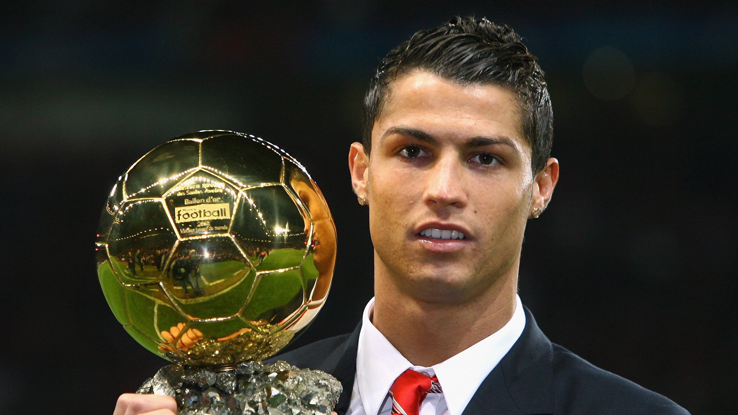 球场冲突：暴力事件背后的原因分析，足球场暴力冲突